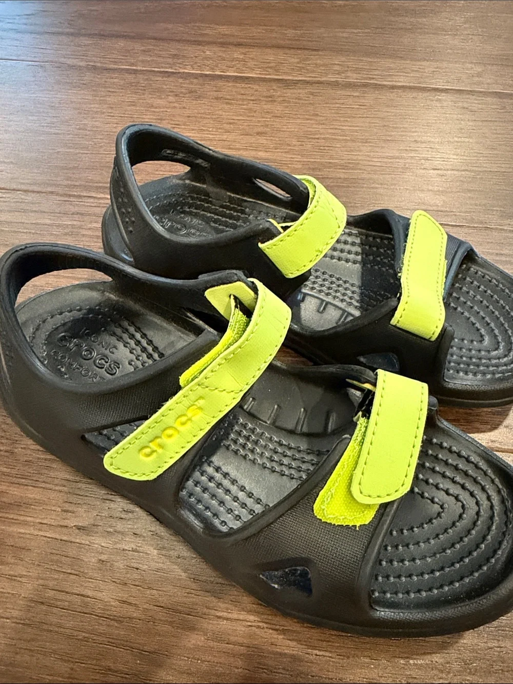 Crocs Swiftwater River Sandal Boys Size J1 Black/Volt Green - C56-004